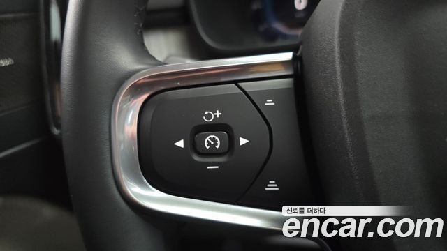 Volvo XC40 2025 — photo 23