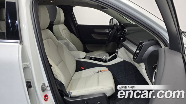 Volvo XC40 2025 — photo 16