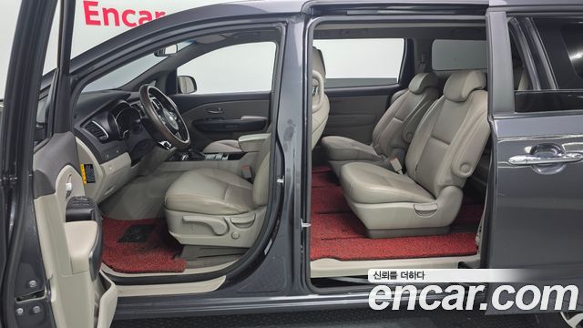 Kia Canival 2015 — photo 11