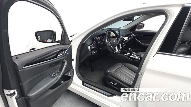 BMW 5-Series 2019 — photo 13