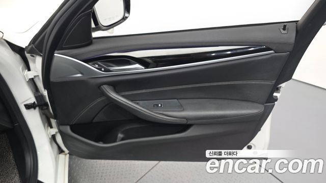 BMW 5-Series 2019 — photo 14