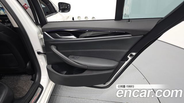 BMW 5-Series 2019 — photo 15