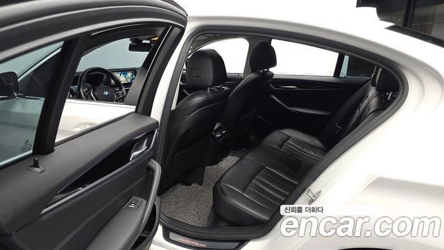 BMW 5-Series 2019 — photo 16