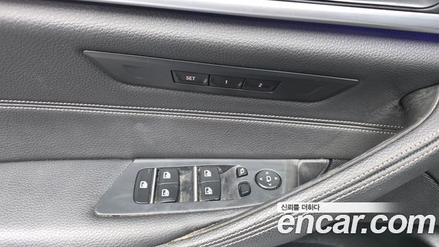 BMW 5-Series 2019 — photo 29