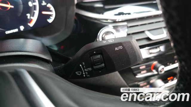 BMW 5-Series 2019 — photo 31