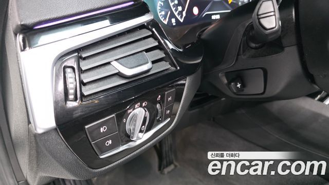 BMW 5-Series 2019 — photo 32