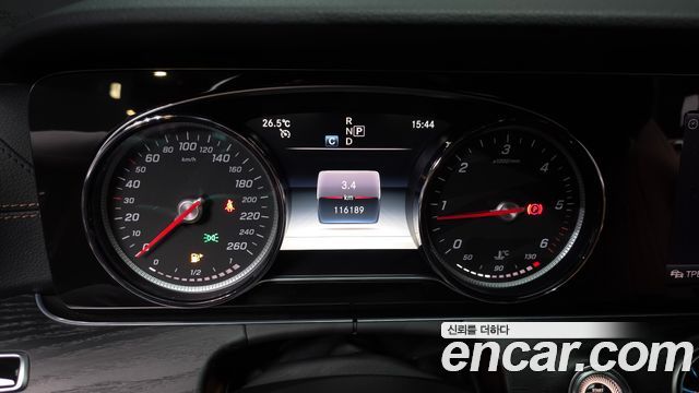 Mercedes-Benz E-Class 2019 — photo 11