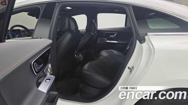 Mercedes-Benz EQE 2023 — photo 17