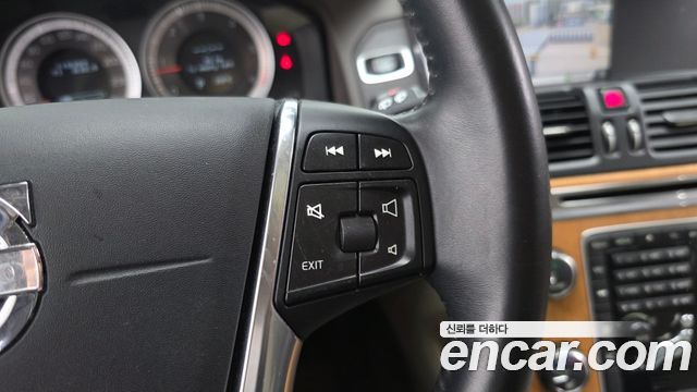 Volvo XC60 2013 — photo 28