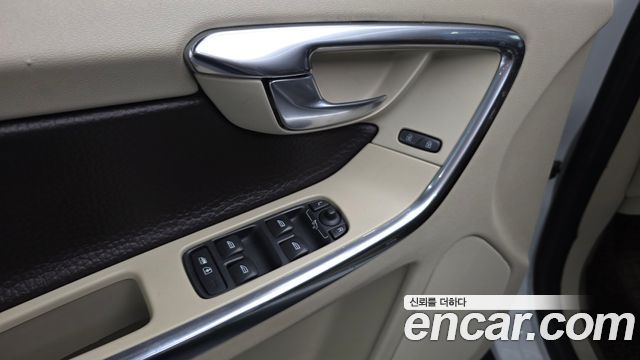 Volvo XC60 2013 — photo 32