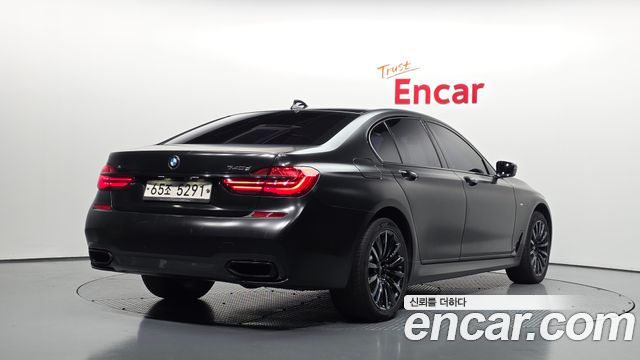 BMW 7-Series 2017 — photo 2