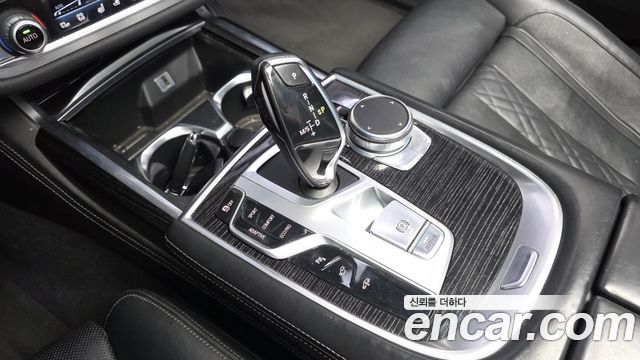 BMW 7-Series 2017 — photo 9