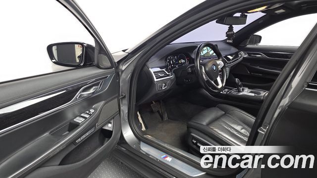 BMW 7-Series 2017 — photo 10
