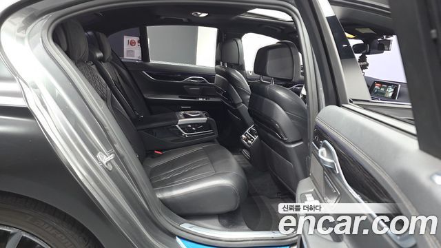 BMW 7-Series 2017 — photo 12