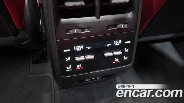 Porsche Macan 2025 — photo 25