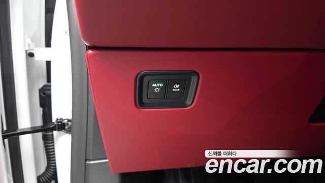Porsche Macan 2025 — photo 31