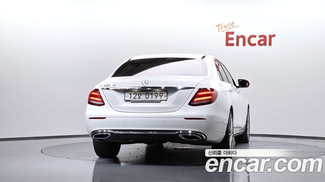 Mercedes-Benz E-Class 2017 — photo 4