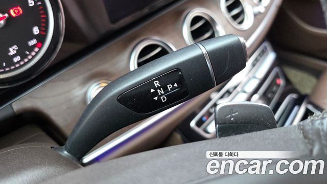Mercedes-Benz E-Class 2017 — photo 12