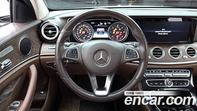 Mercedes-Benz E-Class 2017 — photo 19