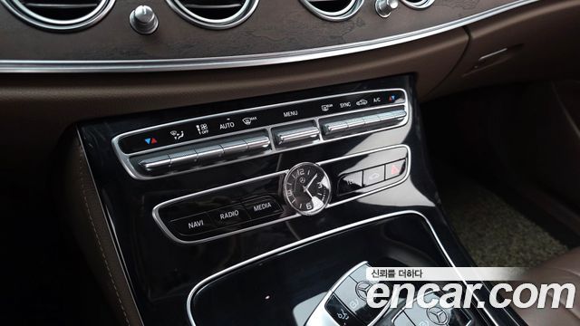Mercedes-Benz E-Class 2017 — photo 23