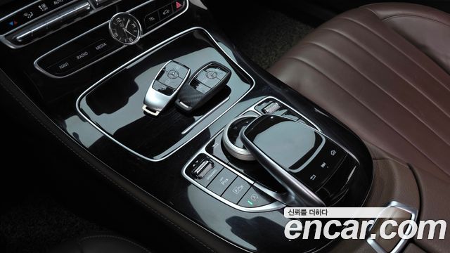 Mercedes-Benz E-Class 2017 — photo 25