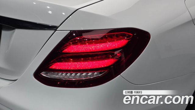 Mercedes-Benz E-Class 2017 — photo 9