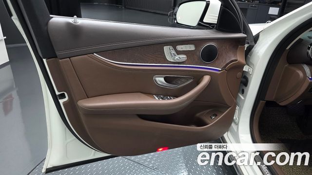 Mercedes-Benz E-Class 2017 — photo 14
