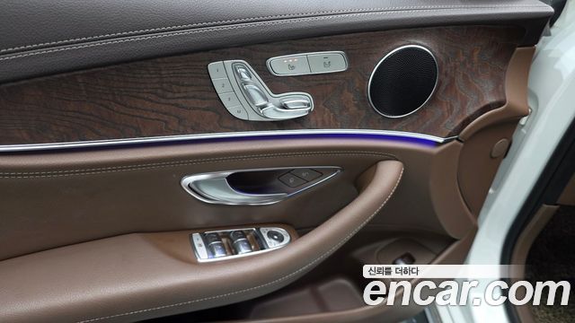 Mercedes-Benz E-Class 2017 — photo 31