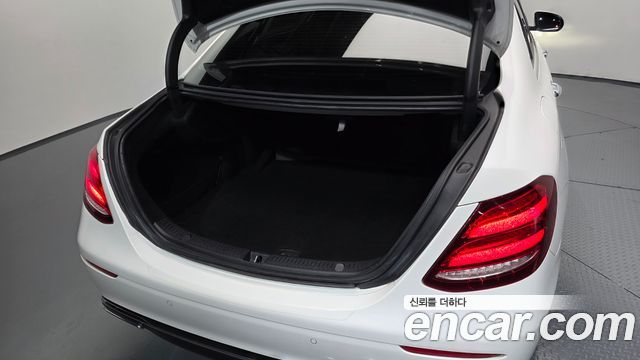 Mercedes-Benz E-Class 2017 — photo 34