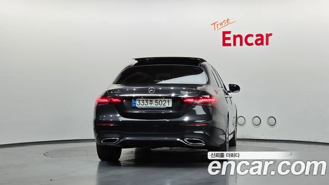 Mercedes-Benz E-Class 2022 — photo 4