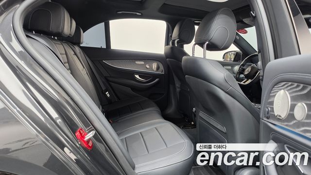 Mercedes-Benz E-Class 2022 — photo 12