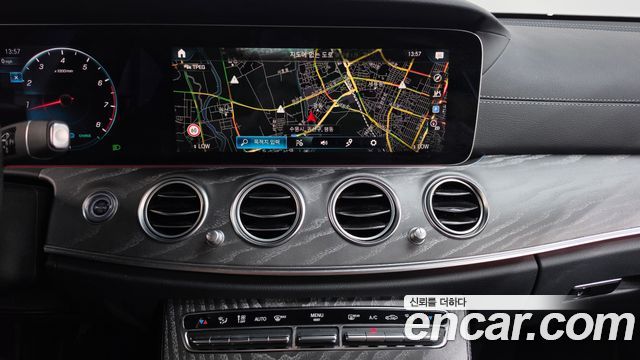 Mercedes-Benz E-Class 2022 — photo 14