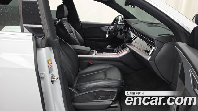 Audi Q8 2020 — photo 11