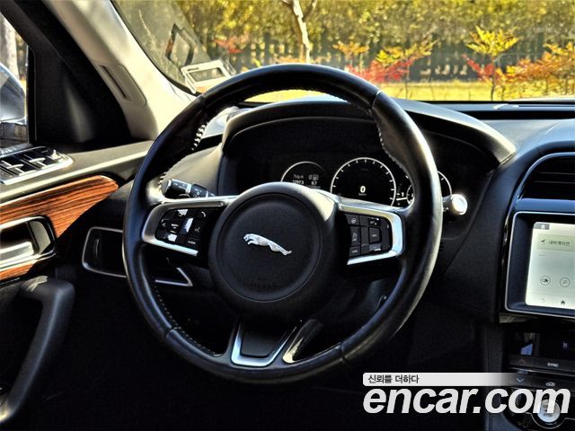 Jaguar F-PACE 2018 — photo 11