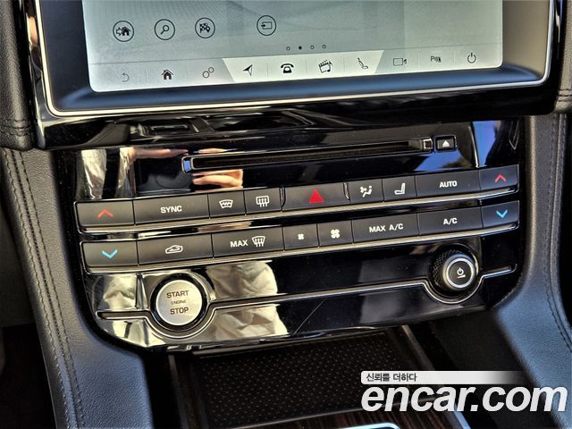 Jaguar F-PACE 2018 — photo 14