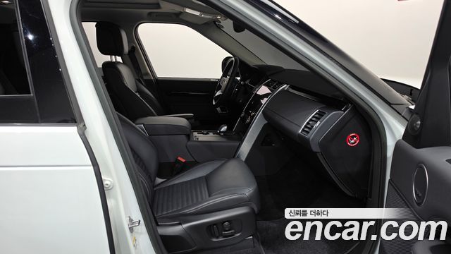 Land Rover Discovery 2023 — photo 11