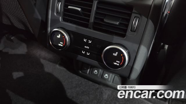 Land Rover Discovery 2023 — photo 19