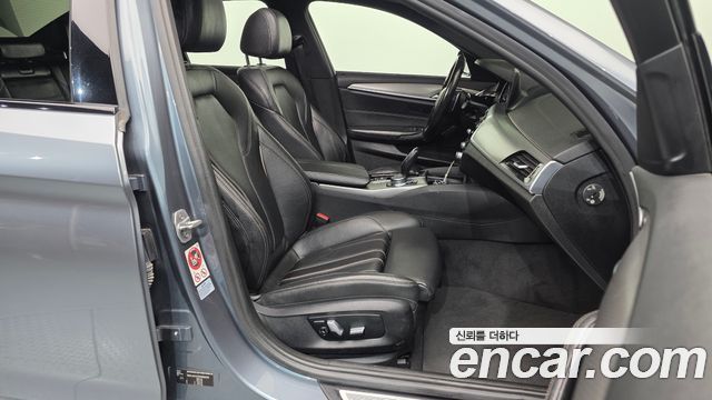 BMW 5-Series 2017 — photo 11