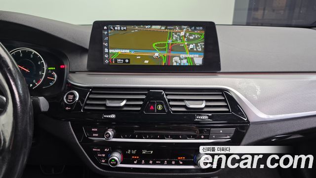 BMW 5-Series 2017 — photo 14