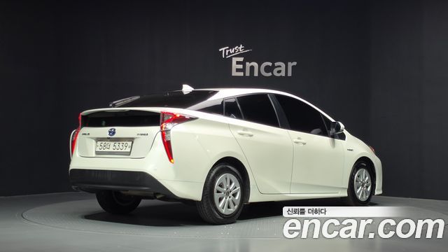 Toyota Prius 2018 — photo 2
