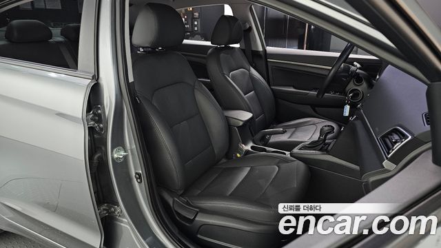 Hyundai AVANTE 2017 — photo 11