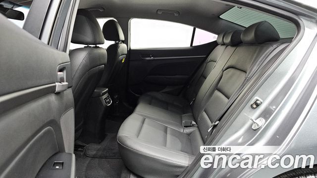 Hyundai AVANTE 2017 — photo 12