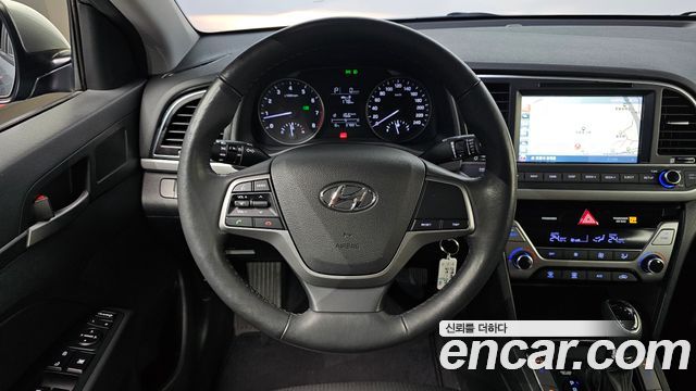 Hyundai AVANTE 2017 — photo 13