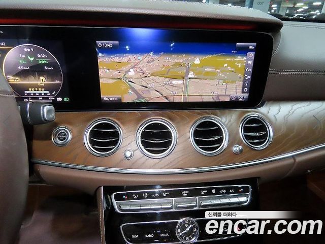 Mercedes-Benz E-Class 2019 — photo 11