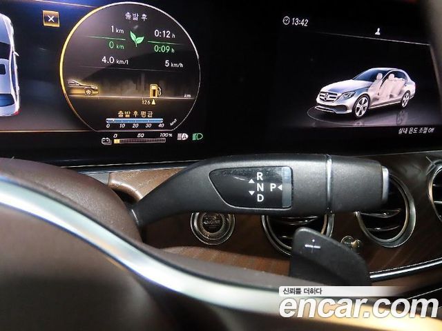 Mercedes-Benz E-Class 2019 — photo 12
