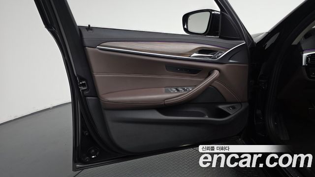 BMW 5-Series 2021 — photo 14