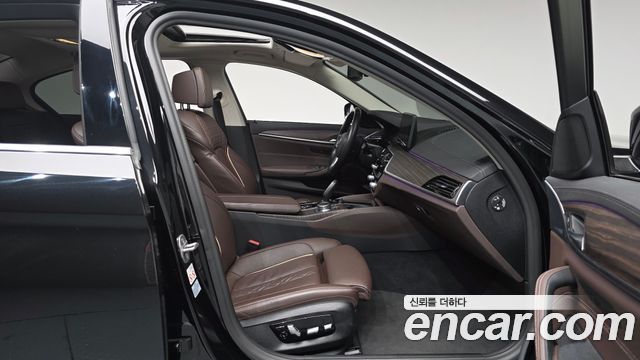 BMW 5-Series 2021 — photo 16