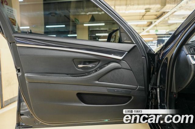 BMW 5-Series 2015 — photo 18