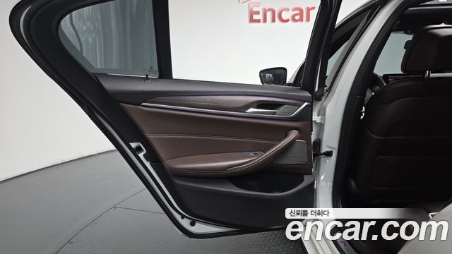 BMW 5-Series 2020 — photo 15