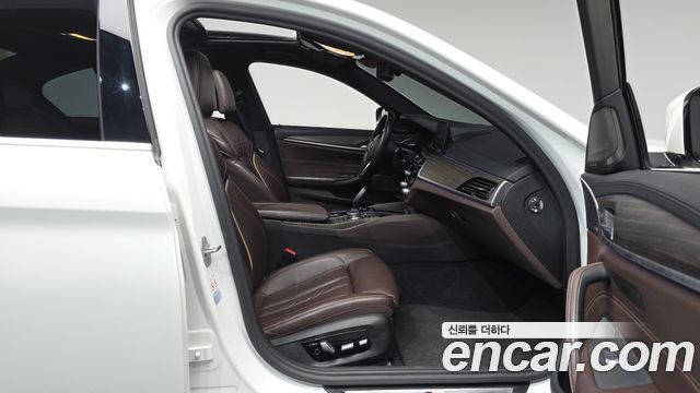BMW 5-Series 2020 — photo 16